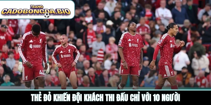 Thẻ đỏ khiến đội khách thi đấu chỉ với 10 người